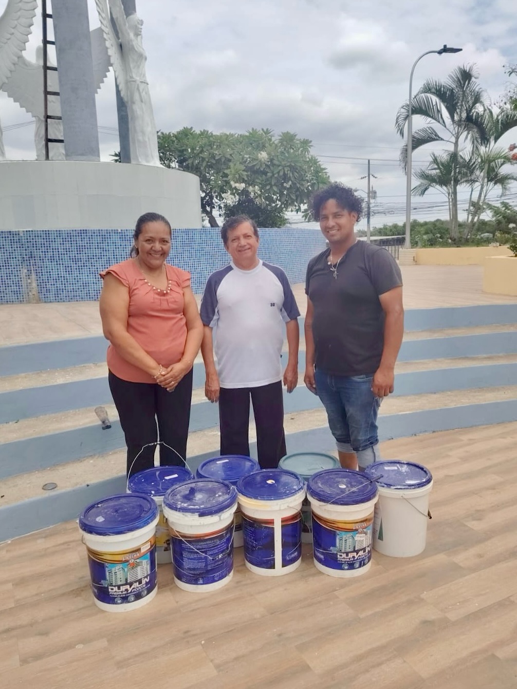GAD Progreso entrega pintura para renovar la Cruz Arquitectónica y la iglesia