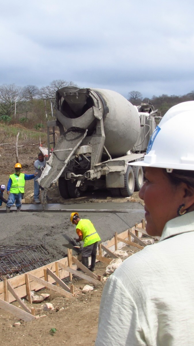 Prefectura del Guayas construye badenes en Vía de los Agricultores para mitigar inundaciones en Progreso